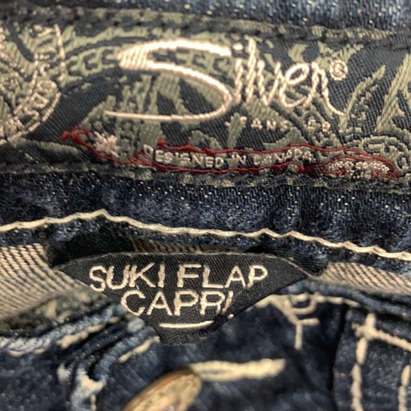 Silver Jeans Suki Flap Capri crop Jeans. 27. Darker wash. Distressed. Sequins - Picture 6 of 15
